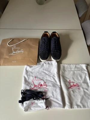 christian louboutin skor - Säljer ett par riktigt feta  christian louboutin skor, som du ser på bild 1 så får man med extra skosnören, 2 tyg påsar och 1 vanlig påse. Skorna är andvända 3-4 gånger och är i väldigt bra skick, mockan är väldigt bra med inga skador. Frågor eller funderingar är det bara att höra av dig! PRISET EJ HUGGET I STEN!