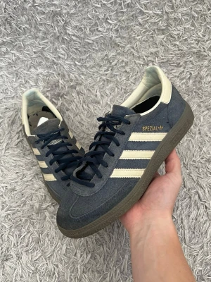Adidas Spezial sneakers  - Säljer ett par sköna Adidas Spezial sneakers! | Dom är i fint men använt skick som kan ses på bilderna! | Storlek 39,5. | Ställ gärna frågor innan du köper!