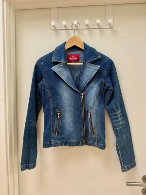 Vintage jeansjacka - Snygg, vintage och detaljrik jeansjacka i blått från Crocker. 💙🩵                                                             Köpt second hand men i fint skick, bara att skriva om ni har frågor.                                                                 Storlek: xs