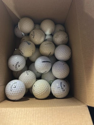 Låda med 30 vita golfbollar Callaway - En låda fylld med vita golfbollar från Callaway. Klassisk rund form med dimple-mönster för bättre flyg och kontroll. Perfekt för dig som vill fylla på golfbagen med extra bollar till träning eller spel.