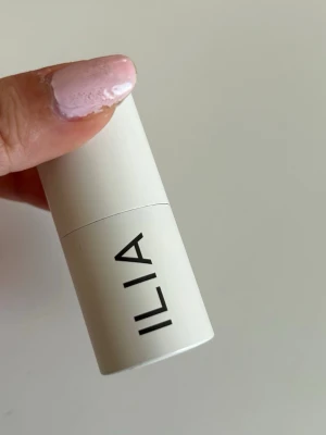 ILIA krämrouge i stift, rosabrun - Säljer ett krämrouge i stift från ILIA i en snygg rosabrun nyans. Förpackningen är stilren och vit med svart text. Enkel att applicera direkt på kinderna för en naturlig glow. Perfekt att ha i väskan för touch-ups under dagen.