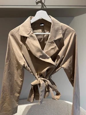 Trenchcoat - SKITSNYGG BEIGE TRENCHCOAT!!! 🤍🤍🤍