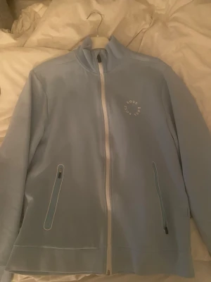 Boss zip - Säljer denna fina boss zip som knappt är använd eftersom den är för liten, mycket bra skick som ny!