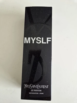 Ysl myself le parfum 100ml - Säljer denna ysl myself le parfum parfymen som är 100ml, haft i 2 veckor och mer än 97ml kvar så nästan helt ny
