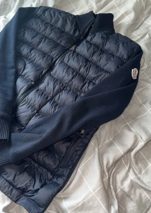 Navy Moncler cardigan  - Riktig Snygg mörkblå/Navy Moncler cardigan som är riktigt stillig fresch passar med nästan allt man har på sig. Skicket är som nytt den ser helt ny ut och kan passa som xs-s