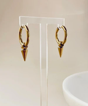 Guldiga hoops med konformad detalj i rostfritt stål  - Snygga örhängen i guldtonad stål med rund hoop-design och en hängande konformad detalj. Perfekta för att ge din look en edgy touch. Passar dig som gillar trendiga accessoarer med attityd.