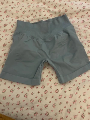 Träningsshorts  - Säljer dessa ur snygga Träningsshorts i storlek M ifrån Relode. Modellen heter Aura Seamless Scrunch Shorts - Light Blue. Endast använda en gång därav bra skick💗