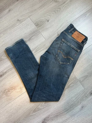 Blå slim fit jeans från Replay - PRIS KAN ALLTID DISKUTERAS. Frågor om storlek och annat är det bara att hojta!                       Snygga blå slim fit jeans från Replay med små snygga slitningar vid botten 