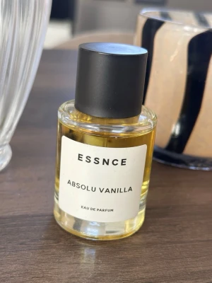 Essnce Absolu Vanilla - Säljer denna populära parfym från Essnce. Det är en kryddig vaniljdoft som tyvärr inte passar mig🍨