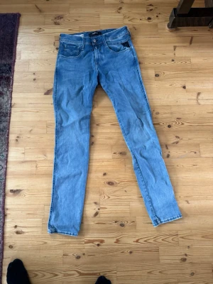 Replay jeans  - Säljer nu mina Replay Anbass i storlek 29, byxorna är i mycket bra skick. Skriv Pm vid eventuell fråga!   Ytterben: ca103cm Innerben: ca80cm Midja: ca88cm