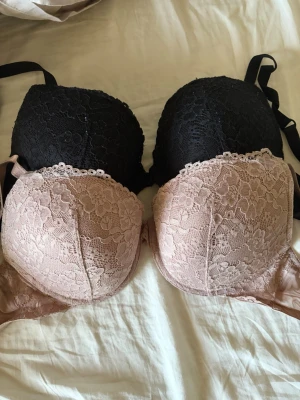 2-pack push up spetsbhar svart & beige/rosa - Säljer två bhar med vadderade kupor och spetsdetaljer. En är svart och en är beige/rosa, båda har fina spetsmönster och liten dekorativ kant upptill💕 båda i storlek 80D
