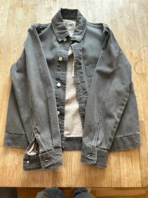ZARA Gray Denim Jacket - Grå jeansjacka från ZARA, aldrig använt..