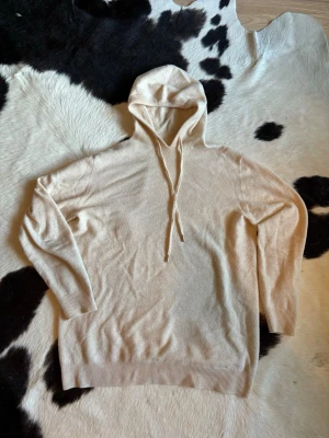Merino tröja  - Merino hoodie | Skick: 10/10 lite smått nopprig | Storlek - L | Varm och skön perfekt nu inför hösten 🍁| Tveka inte på att höra av dig vid minsta lilla fundering 😁📲