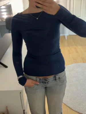 Intimissimi tröja - Säljer en mörkblå långärmad tröja från Intimissimi. Ej andvänd ofta, runt 5-6 gånger och har lite små defekter är lite knopprig men inget man tänker på. Kan tänka mig sänka priset spelar egentligen ingen roll vad den säljs för bara den blir såld💕