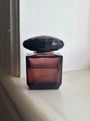 Versace Crystal Noir Parfym  - Versace Crystal Noir parfym💜 Använd, men fortfarande mycket kvar (se bild)