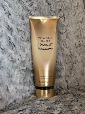 Victoria Secret Body lotion - Body lotion från Victoria Secret i doften Coconut Passion🤎 Sparsamt använd 