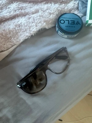 Rayban Boyfriends  - Helt nya rayban boyfriends,vänster glas borta men annars inga defekter. Går att köpa nytt på synsam har jag för mig