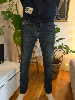 *UNIKA* diesel jeans - Säljer ett par mörkblå goa jeans med klassisk femficksdesign och snygga kontrastsömmar. Jeansen har normal midja och go passform hela vägen ner. Perfekta till en avslappnad och trendig stil. Storlek 30:32