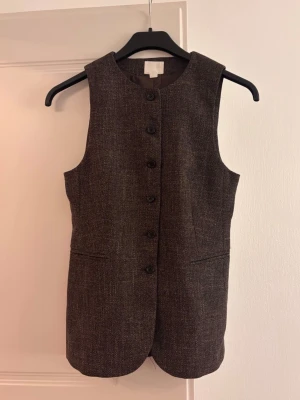 Brun väst knappar - Helt ny brun väst från H&M i storlek 36💕