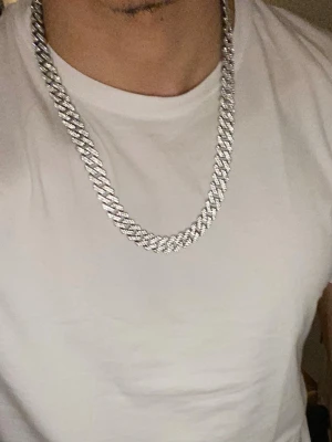 Diamant  kedjehalsband - Klassik cuban kedja med diamant ny skick i bra kvalite, inga missfärgningar, skador eller liknande. Sitter fast och stabilt och tappar inte diamanter eller färg. 