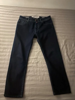 Marinblåa Jacob Cohen Jeans  - Säljer dessa Marinblåa Jacob Cohen Jeans i mycket bra skick! Storlek 33! Pris går att diskutera vid snabb affär! Hör av dig vid minsta fundering! 