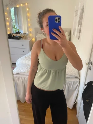 Ljusgrön topp - Supergullig ljusgrön topp i storlek S!💕 köpte den oanvänd från en tjej på plick men hon hade klippt bort lappen så vet inte vart den är ifrån💕 använd en gång av mig 🫰🏻 