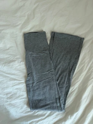 Yoga pants - Gråa yoga pants från Gina i storlek 158-164 men passar mig som brukar ha S!