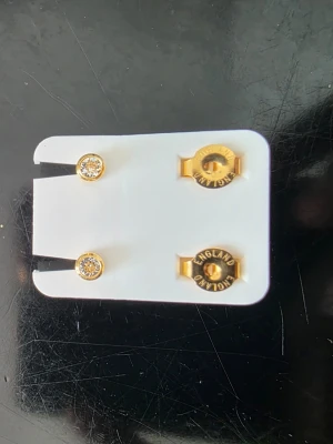 Guldpläterade örhängen med sten - Original örhängen ✨😍 Färgen bleknar inte och de kliar inte. Perfekta för känsliga öron. 💛👌