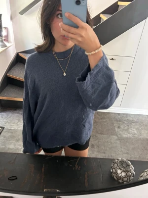 Blå oversized stickad tröja - Mysig oversized stickad tröja i en dämpad blå färg🩷🎀