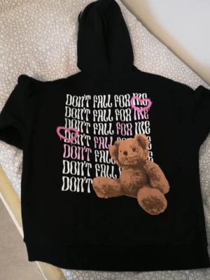 Svart hoodie med tryck & text på baksidan - Väldigt oversized sweatshirt, skulle säga att den passar bäst på M, men allt beror på hur man vill ha passformen, jag har S och 166 cm lång och den är väldigt oversized på mig Lite nopprig och väldigt små vita fläckar/prickar som man ser om man zoomar in på första bilden