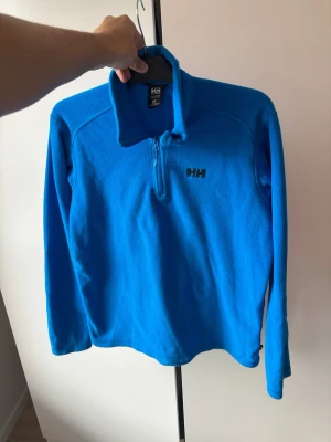 Jättefin blå helly Hansen fleece tröja M  - Snygg blå jättefin helly Hansen fleece st i storlek M säljes och använt men bra skick!