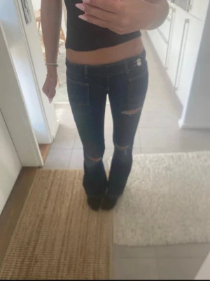 Lågmidjade jeans Gina Tricot  - Ber om ursäkt för suddiga bilder har fått en spricka i kameran🙏🫠 men jätte snygga lågmidjade mörkblå jeans från Gina tricot i superbra skick💞 storlek S men passar även XS 💕