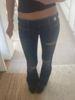 Lågmidjade jeans från Gina tricot - Ber om ursäkt för suddiga bilder har fått en spricka i kameran🙏🫠 men jätte snygga lågmidjade mörkblå jeans från Gina tricot i superbra skick💞 storlek S men passar även XS 💕