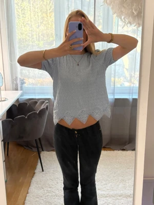 Ljusblå topp med spetskant från ZARA - Säljer denna fina topp från Zara! Är i storlek 164cm men sitter som S💙