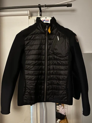 Parajumper jacka - Snygg parajumperjacka. Modellen earl up parajumper. Storlek Y-M. Den är oanvänd.  Nypris 4500. Hör av er om ni undrar något😊