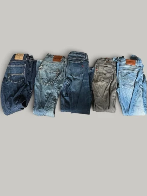 Jeans Paket  - 2 Replay, 1 Levi’s, 1 Hollister och 1 Diesel   Olika storlekar  Allt i fint skick.  Levis jeansen har märket på baksidan ramlat av (se bild)