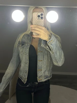 Gina Tricot - Säljer denna jeansjacka från Gina Tricot. Den är i bra skick men det syns att den är använd💕