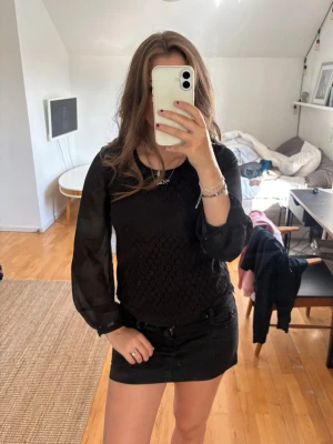 Svart blus - Super söt blus, säljer då den tyvärr är lite för liten för mig. Kolla gärna in min profil för bundle-rabatter!💖