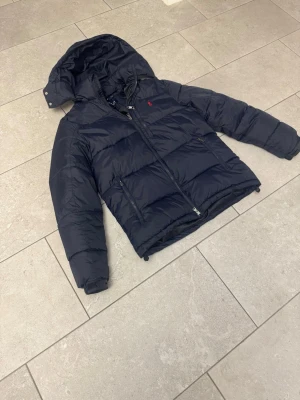  Polo RalphLauren puffer jacka  - Den är under för och väldigt bekväm när man har på sig man kan i ochsp känna puffet som gör jackan så skön och är perfekt för den kalla säsongen som kommer