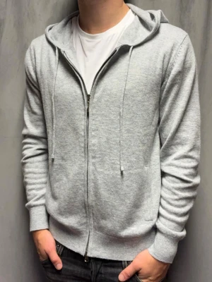 Kashmir/Merino zip hoodie - En ljusgrå Kashmir/Merino zip hoodie i storlek XS! Använd 1 gång, därför nyskick på hoodien! Hör av dig vid frågor!🌟