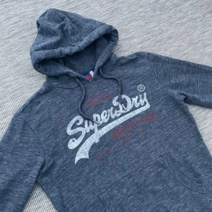 Vintage superdry hoodie - Säljer nu denna riktigt feta vintage superdry hoodien!👏 Skick: 9/10🌟 Storlek: S🤝 Hör gärna av er vid frågor eller funderingar!🤩