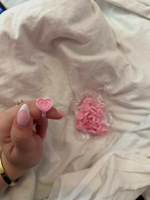 22st Franslims ringar  - Ett paket med 22st ljusrosa plastringar i form av hjärtan som håller franslim samt hjälper till att göra lash fans.