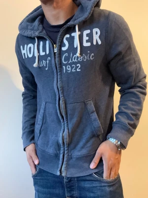 Vintage Hollister Zip Hoodie - Säljer denna riktigt feta Hollister zip hoodien | Mycket bra skick | Storlek S | Längd ≈64cm, bredd armhåla-armhåla ≈53 | Modell 175cm, 68kg | Hör av vid funderingar! 