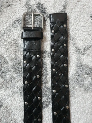 Läderbälte med nitar från Esprit - Jättesnyggt skärp från Esprit, ser som nytt ut förutom på insidan där det syns slitage (se sista bilden) Längd 105 cm bredd 4.5 cm! ☆