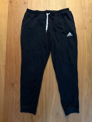 Adidas Mjukisbyxor - Säljes då min sambo ej använder dessa längre! Använda men fortfarande i mycket fint skick. Ingenting alls att anmärka på. 😊🌸 Skulle säga att de är normala i storlek, möjligtvis något åt det mindre hållet. 👍🏼