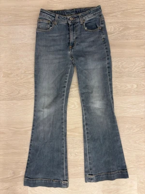 Blåa jeans med utsvängda ben (”flare” jeans) - Jätte fina jeans med utsvängda ben! Säljer då de inte används längre😊estimerad strl: 152