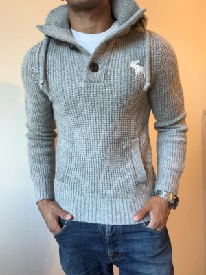 Stickad Abercrombie & Fitch Hoodie - Sjukt snygg grovstickad Abercrombie & Fitch Hoodie | Storlek S | Mycket bra skick | Modell 175cm, 69kg | 