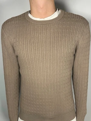 Kabelstickad John Henric Tröja - 👕 Plagg:  kabelstickad tröja                                                                 📏 Storlek: M                                                                🏷️ Märke/Modell: John Henric                                            ✨ Skick: Fint skick                                                      💬 Vid frågor är det bara att skriva!                                                                                          🛍️ Gramenti