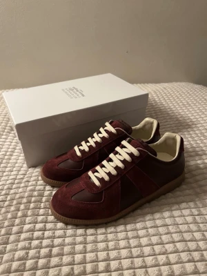 Maison margiela gats  - Ett par vinröda Maison Margiela gats i storlek 44. Säljer då dem tyvärr inte passade mig och inte gick att skicka tillbaka. Kvitto finn självklart. Tveka inte på att höra av dig vid frågar eller prisförslag.