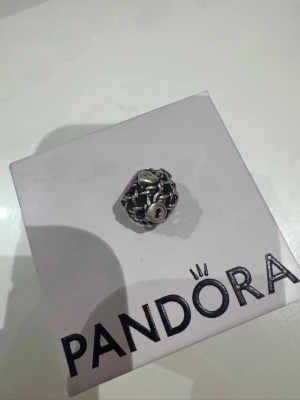 Pandora berlock - Pandora berlock med kejdor och lås runt 